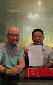 郭冬臨和明星經(jīng)紀(jì)人在安徽蚌埠珠城大運(yùn)白酒簽約