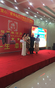 明星經紀人攜湯鎮(zhèn)業(yè)出席某慈善晚會