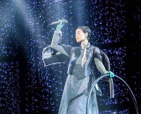 明星經(jīng)紀(jì)公司直播王菲演唱會與女兒竇靖童同框 畫面感人.jpg 上海明星經(jīng)紀(jì)公司