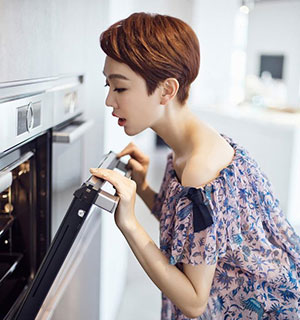 美廚娘姜妍家居服秀別樣性感.jpg 上海明星經(jīng)紀公司