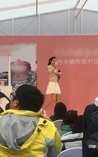 經紀人攜關曉彤現(xiàn)身上海代言活動