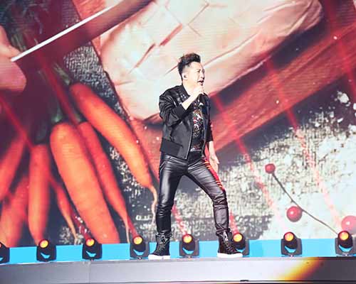 庾澄慶哈林經紀人攜藝人出席餓了么年會 