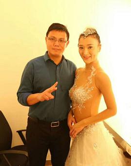  明星經(jīng)紀(jì)人攜楊麗萍傳人楊舞出席活動