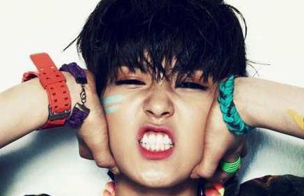 權(quán)志龍世界巡回演唱會,情緒失控兩次向觀眾下跪