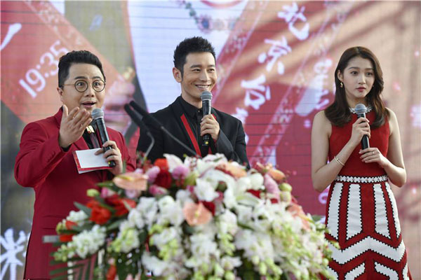 黃曉明關(guān)曉彤聯(lián)手 為春晚代言 黃曉明關(guān)曉彤聯(lián)手 為春晚代言